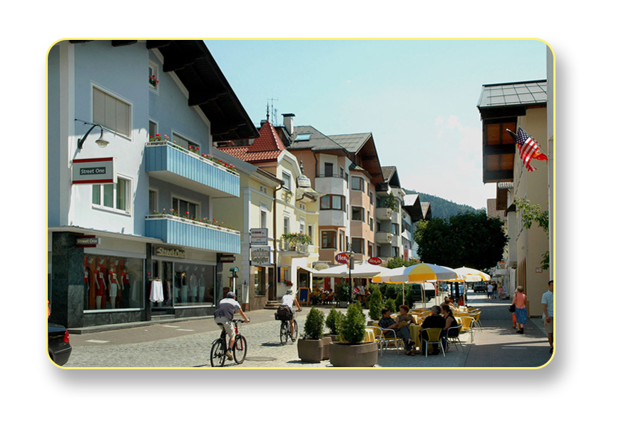 Ein Hochkabinenbagger beim Abbruch eines Hauses