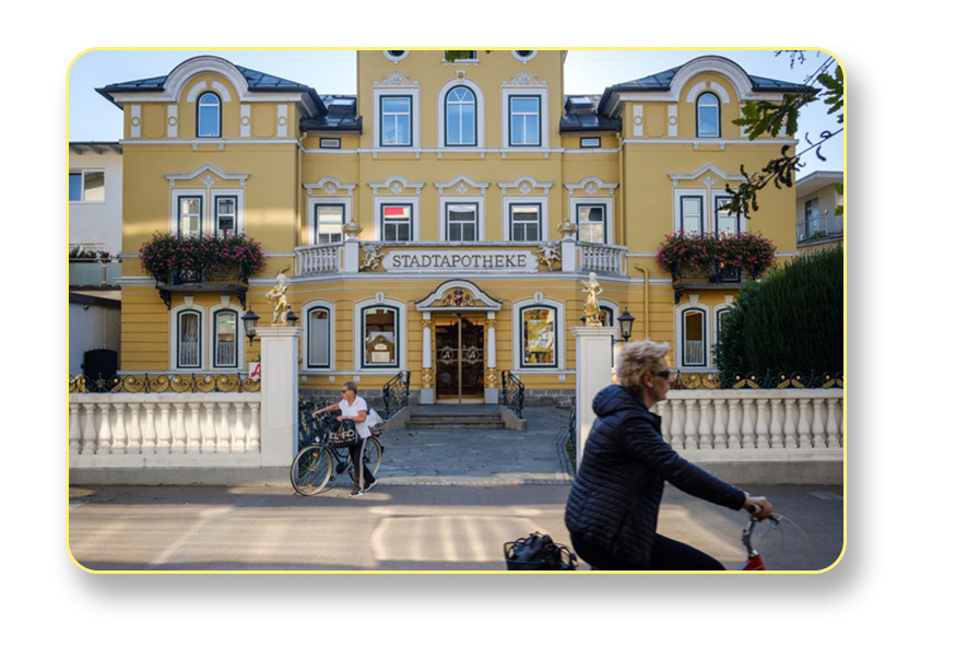 Ein Hochkabinenbagger der Müll in einen Container füllt